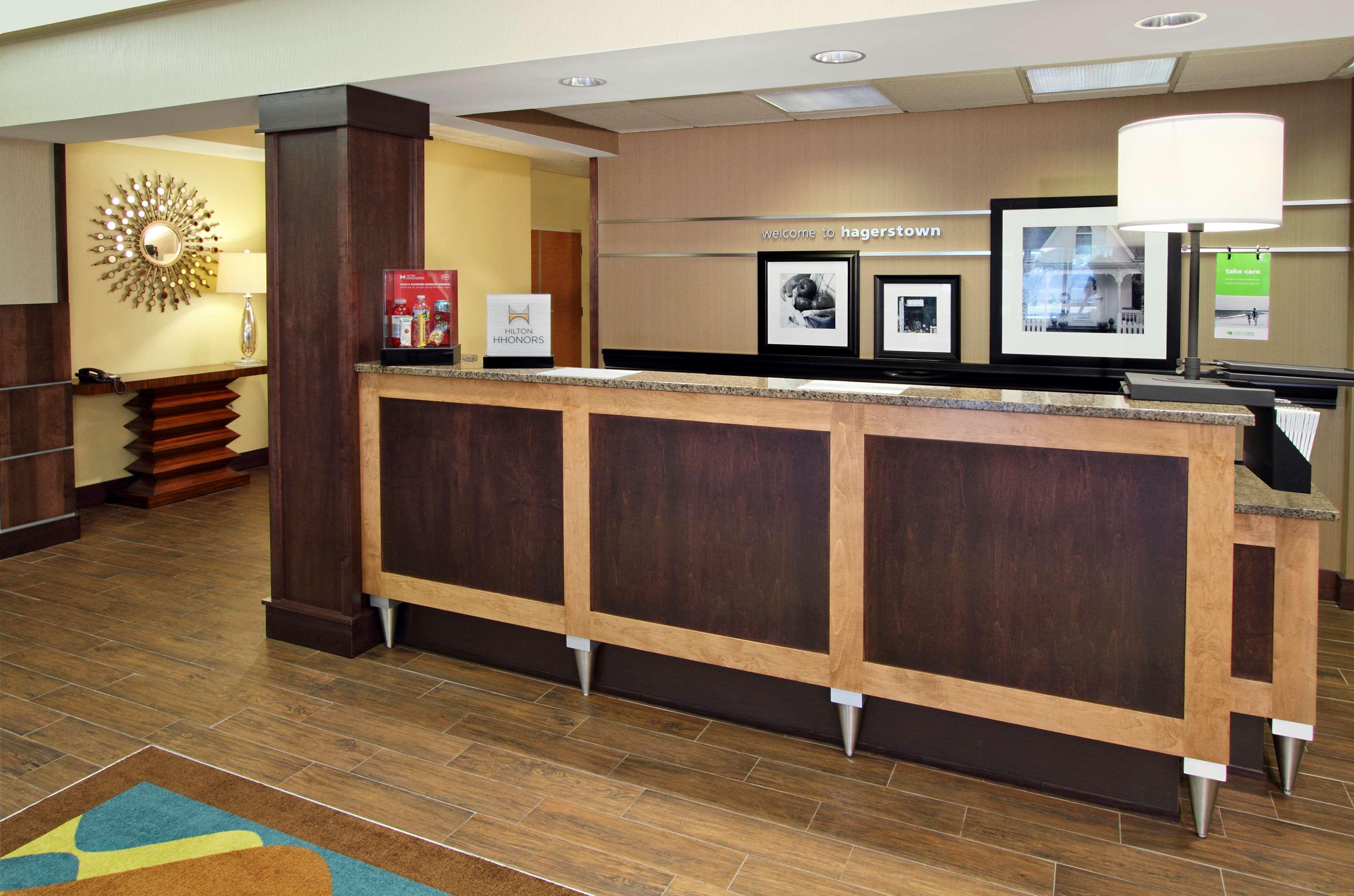 Hampton Inn Хейгерстаун Екстериор снимка